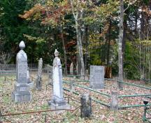 Vue de pierres dans le cimetière familial des Stevens ; Grand Bay-Westfield