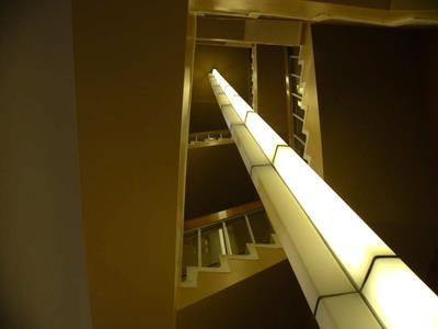 La colonne d’éclairage dans l’escalier principal