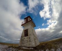 Corner view of the lighthouse showing its wooden square-tapered tower that measures 8,5 metres; Agence Parcs Canada | Parks Canada Agency, Luc Miousse, 2015.