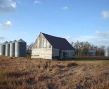 Vue d'ensemble - du sud-est de la maison Hamm, Neubergthal, 2005; Historic Resources Branch, Manitoba Culture, Heritage & Tourism, 2005