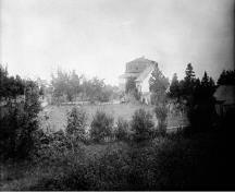 Vue de l'est de la résidence d’été de sir John A. Macdonald suivant l’agrandissement de 1882.; Bibliothèque et Archives Canada, PA008869 // Library and Archives Canada, PA008869