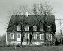 Vue de la Maison Pagé-Rinfret / maison Beaudry, qui montre l’emplacement des cheminées et des lucarnes dans la pente du toit, 1969.; Parks Canada Agency / Agence Parcs Canada, 1969.
