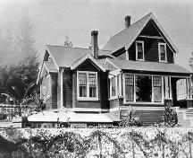 Exterior view of the Shaw House with later Brookes Family alterations, ca. 1920; Burnaby Historical Society Archives, BHS 204-102