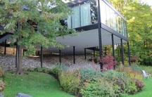La façade arrière et le jardin de la maison Hart Massey.; Christine Boucher, Agence Parcs Canada / Parks Canada Agency, 2017.