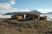 Site photo of all three huts, Inuit Hut on the left; Parks Canada 1988